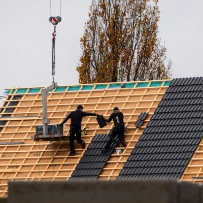 Dekarstwo – kluczowe elementy solidnego i trwałego dachu